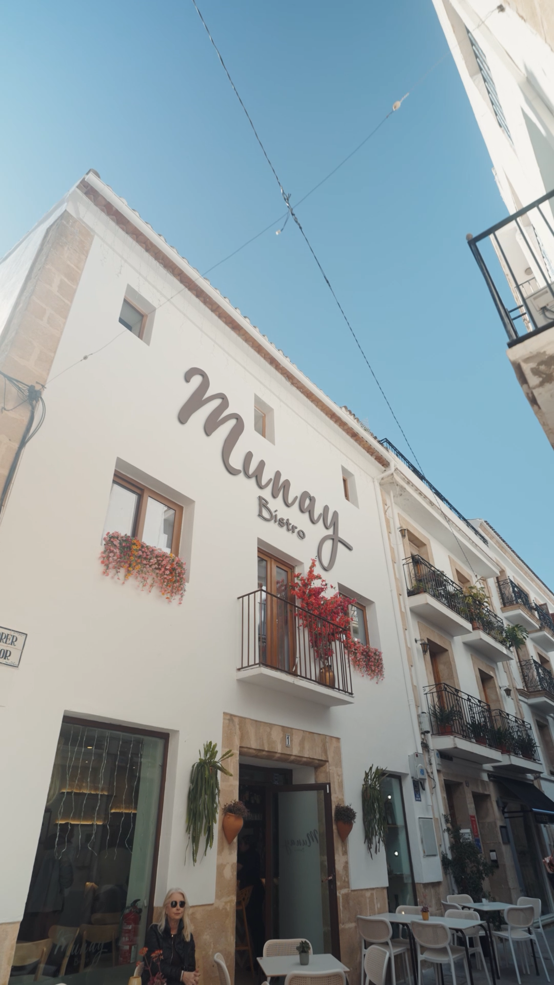 Fachada de Munay Bistro en el casco antiguo de Jávea